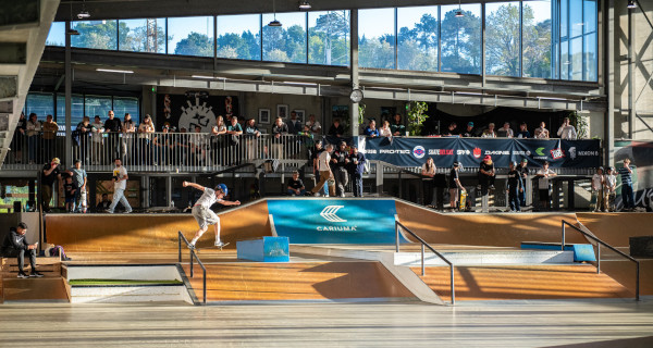 jeune pratiquant le skateboard au skatepark de Biarritz