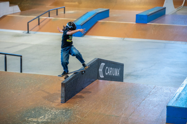 jeune pratiquant le skateboard au skatepark de Biarritz