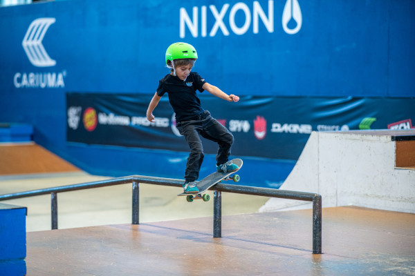 enfant pratiquant le skateboard au skatepark de Biarritz