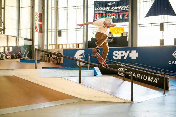 jeune pratiquant le skateboard au skatepark de Biarritz