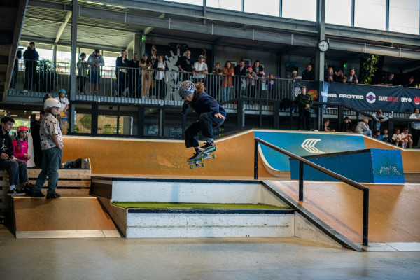 jeune fille pratiquant le skateboard au skatepark de Biarritz