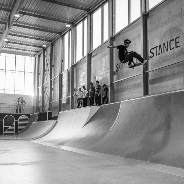 jeune pratiquant le skateboard au skatepark de Biarritz