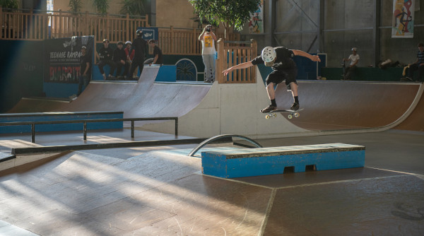 jeune pratiquant le skateboard au skatepark de Biarritz