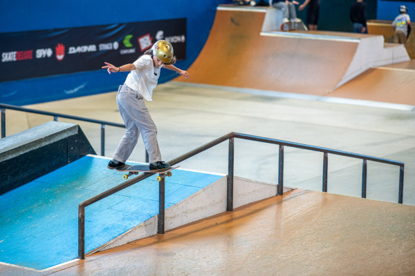 jeune pratiquant le skateboard au skatepark de Biarritz