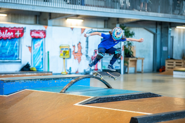 enfant pratiquant le skateboard au skatepark de Biarritz