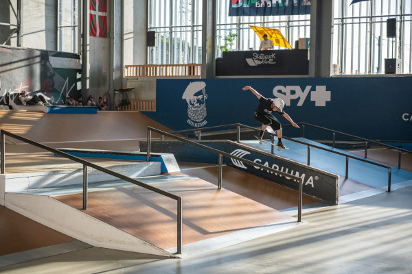 jeune pratiquant le skateboard au skatepark de Biarritz