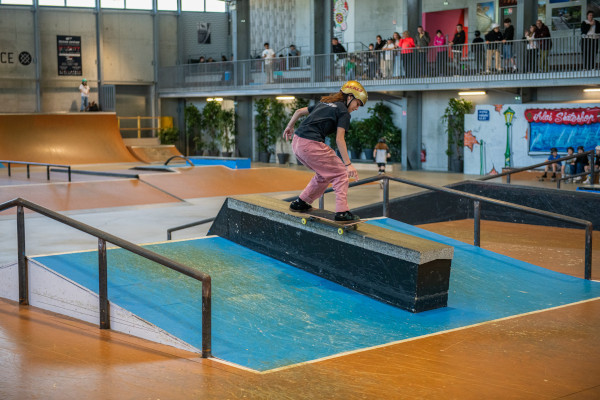 jeune fille pratiquant le skateboard au skatepark de Biarritz