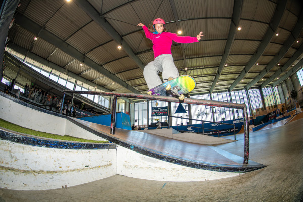 jeune fille pratiquant le skateboard au skatepark de Biarritz