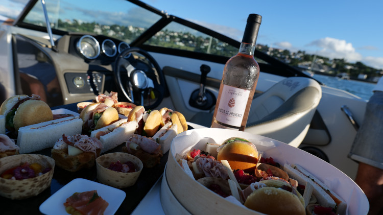 Plateau aperitif et bouteille de vin sur un bateau Baiboat