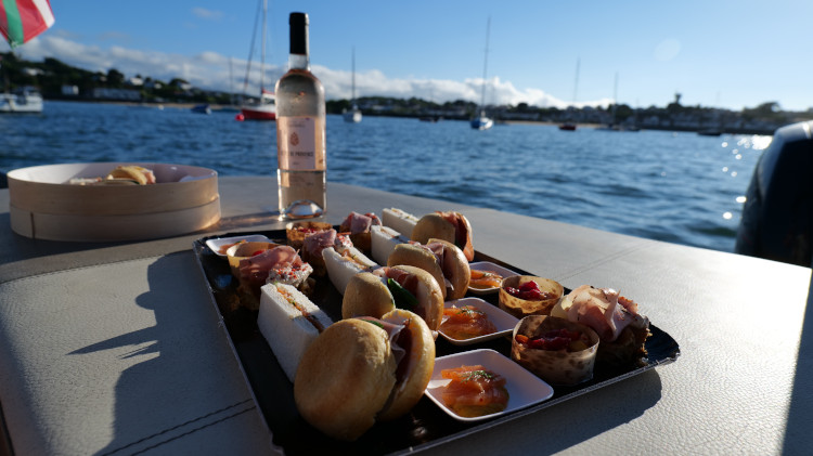 Plateau aperitif et bouteille de vin sur un bateau Baiboat