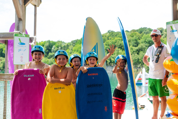 enfants et leurs planches à la Base de Pop