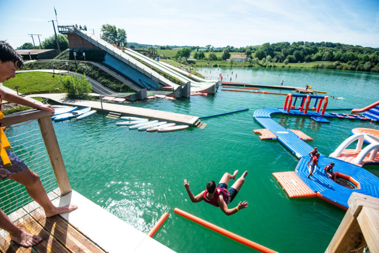 Saut depuis la tour de la Base de Pop