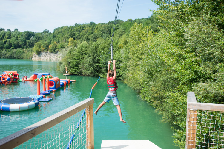 enfant en tyrolienne au dessus du lac de Guiche