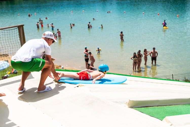 enfant sur une planche a la Base de Pop