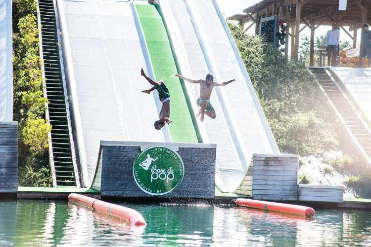 Jeunes sautant au Waterjump de la base de Pop